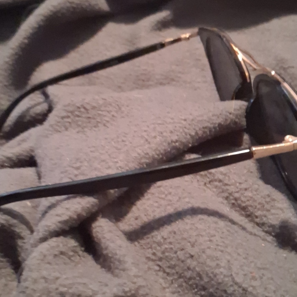 Classic Black Sunglasses – Sleek & Timeless Style - Picture 3 of 3